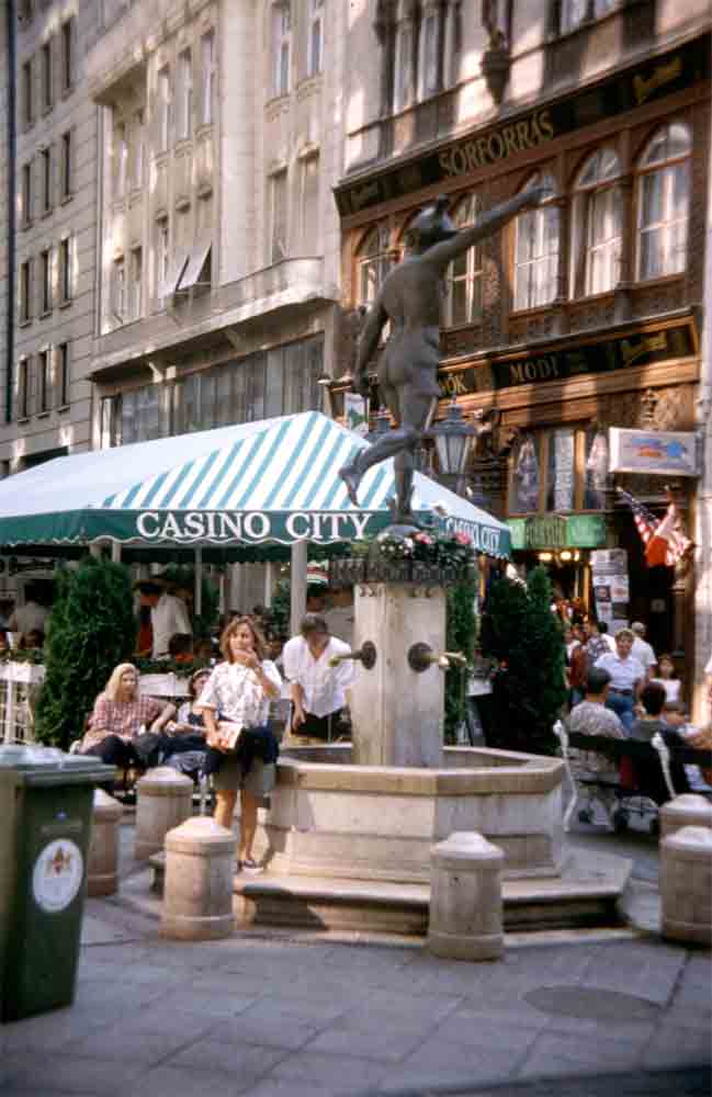 35 - Hungria - Budapest, calle Vaci Budapest